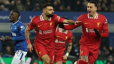 Mohamed Salah a Darwin Nú�ez z Liverpoolu slaví gól proti Evertonu.