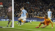 Kylian Mbappé z Realu Madrid dává gól proti Manchesteru City.