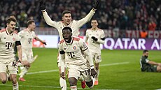 Alphonso Davies z Bayernu Mnichov slaví postupovou trefu v Lize mistr� proti...