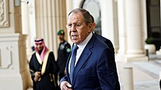 Ruský ministr zahrani�í Sergej Lavrov odchází z hotelu p�ed setkáním s...