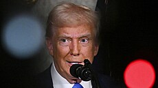 Prezident Donald Trump hovoí v Mar-a-Lago v Palm Beach na Florid. (18. února...