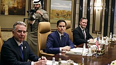 Americký ministr zahrani�í Marco Rubio (uprost�ed) sedí vedle amerického...
