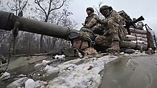 Ru�tí vojáci jedou na samohybném d�le Akacija na blí�e neur�eném míst� na...