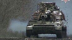 Ru�tí vojáci jedou na samohybném d�le Akacija na blí�e neur�eném míst� na...