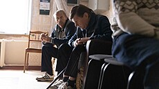 Obyvatelé ruského okresu Sud�a dostávají pomoc od ukrajinských sil. (8. �íjna...