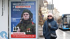 Lidé v Moskv� procházejí kolem reklamního billboardu s ruskými vojáky. (13....