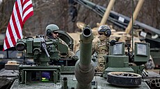 Tankové cviení amerických jednotek u msta Grafenwoehr v Nmecku (11. února...