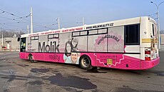 Z voz mstské hromadné dopravy v Most zaaly mizet obí reklamní polepy....