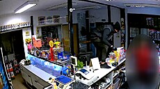 Dej sem peníze, d�lej, k�i�el lupi� s no�em v ruce. Nem�l na nájem