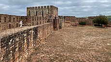 Mohutné hradby pevnosti v Silves, kterou Maurové postavili z erveného pískovce.