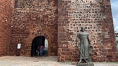 Silves � vstup do zdej�ího hradu se sochou krále Sancha I. Portugalského