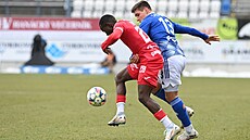 Pardubický úto�ník Abdullahi Tanko si kryje mí� v souboji s Ji�ím Slámou z...