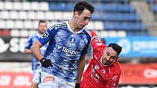 Olomoucký Mat�j Hada� (vlevo) vede mí� p�ed Eldarem �ehi�em z Pardubic.