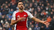 Zálo�ník Mikel Merino z Arsenalu se raduje ze svého gólu.