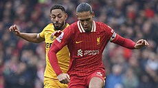 Obránce Virgil van Dijk z Liverpoolu s mí�em p�ed Matheusem Cunhou z...