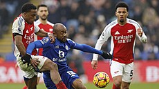 Jordan Ayew z Leicesteru se sna�í prosadit v souboji s Jurrienem Timberem z...