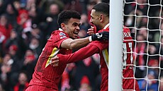 Liverpoolský útoník Luis Díaz (vlevo) slaví svj gól s Mohamedem Salahem.
