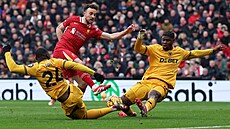 Fotbalisté Wolverhamptonu Toti Gomes (vlevo) a Emmanuel Agbadou se sna�í...