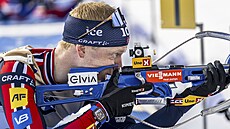 Johannes Bö na st�elnici b�hem stíhacího závodu na mistrovství sv�ta