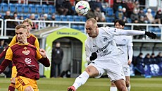 Slovácký úto�ník Ji�í Klíma hlavi�kuje v utkání proti Dukle.