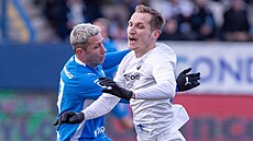 Liberecký úto�ník Raimonds Krollis (vpravo) padá v souboji s Markem Suchým z...