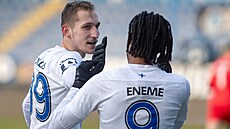 Liberecký úto�ník Raimonds Krollis slaví sv�j gól se Santiagem Enemem.