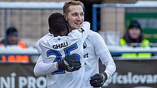 Liberecký úto�ník Raimonds Krollis slaví sv�j gól s Abubakarem Ghalim.