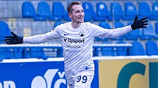 Liberecký úto�ník Raimonds Krollis se raduje z gólu.