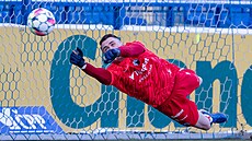 Liberecký branká� Ivan Kraj�írik vyrá�í penaltu Tomá�i Ladrovi z Mladé...