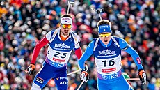 Michal Kr�má� (vlevo) na trati stíhacího závodu na mistrovství sv�ta