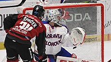Sparanský útoník Michael paek ped brankáem Matjem Machovským z Olomouce