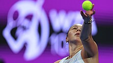 Amanda Anisimovová servíruje ve finále turnaje v Dauhá