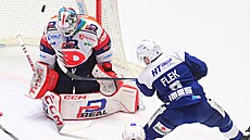 Brnnský útoník Jakub Flek v anci ped brankáem Tomáem Vomákou z Pardubic