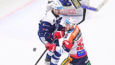 Pardubický úto�ník Roman �ervenka (vpravo) v utkání proti Komet� Brno