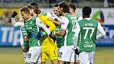 Jablonetí fotbalisté oslavují stý ligový gól Jana Chramosty.