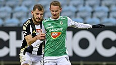 Jablonecký úto�ník Jan Chramosta v souboji s Richardem Kri�anem z �eských...