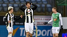 �eskobud�jovický Václav Míka se dr�í za hlavu v utkání s Jabloncem.