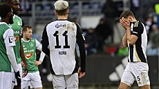 Vylou�ený �eskobud�jovický obránce Richard Kri�an odchází ze h�i�t� v utkání...