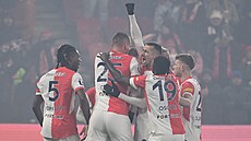 Fotbalisté Slavie se radují z gólu Davida Zimy.