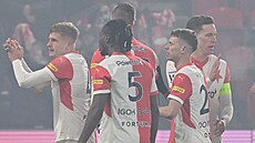 Fotbalisté Slavie se radují z gólu Davida Zimy (vlevo).