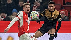 Ostravský Ewerton (vpravo) centruje p�es obránce �t�pána Chaloupka ze Slavie.