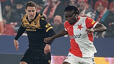 Slávistický obránce Igoh Ogbu s mí�em p�ed Michalem Kohútem z Baníku.