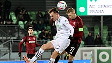 Karvinský úto�ník Filip Vecheta ve vzdu�ném souboji s Filipem Panákem ze Sparty.