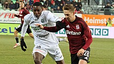 Spar�anský wingbek Tomá� Wiesner se sna�í p�ejít s mí�em p�es Sahmkou Camaru z...