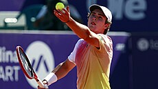 Joao Fonseca servíruje ve finále turnaje v Buenos Aires