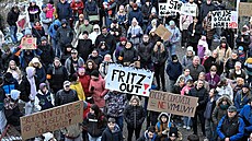 Lidé v Holeov demonstrují proti slouení první a druhé základní koly. (17....