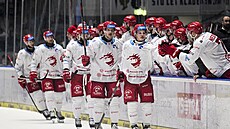Tinetí hokejisté se radují z branky v Kladn. V popedí útoník Petr Sikora.