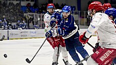 Jaromír Jágr (v modrém) se sna�í prokli�kovat t�ineckou obranou.