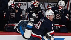 Americký úto�ník Jack Eichel uklízí na vlastní st�ída�ku soupe�e � finského...