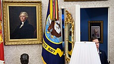 Trump se chlubí svým mugshotem. Zarámoval ho a vystavil v Oválné pracovn�. (14....